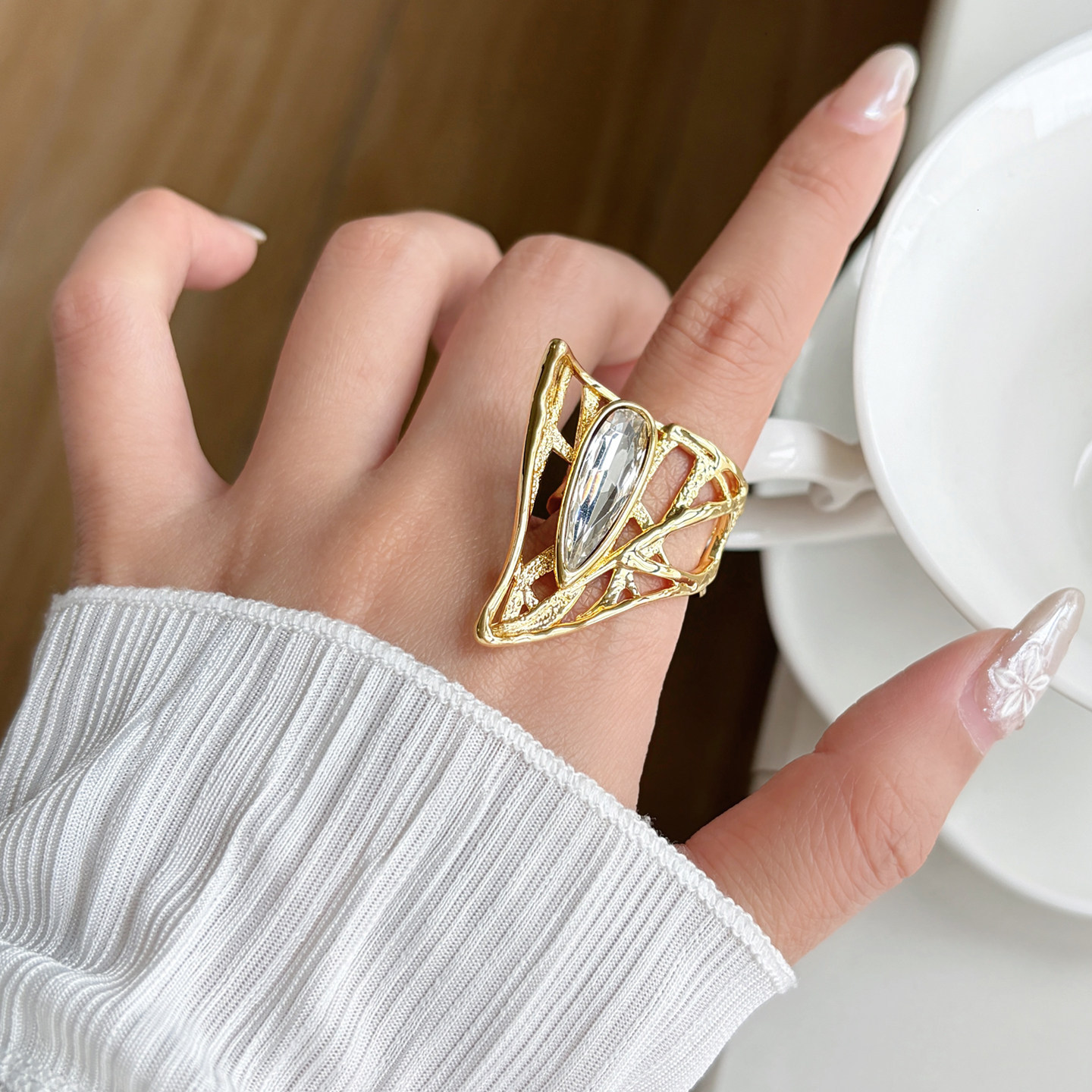 Pierścionek w stylu vintage z  – Women'S Accessories In The 80S recenzja i cena