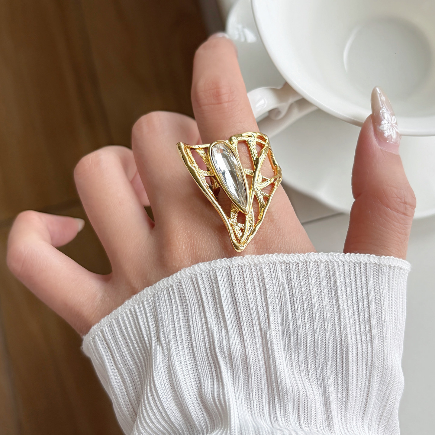 Pierścionek w stylu vintage z  – Women'S Accessories In The 80S recenzja i cena
