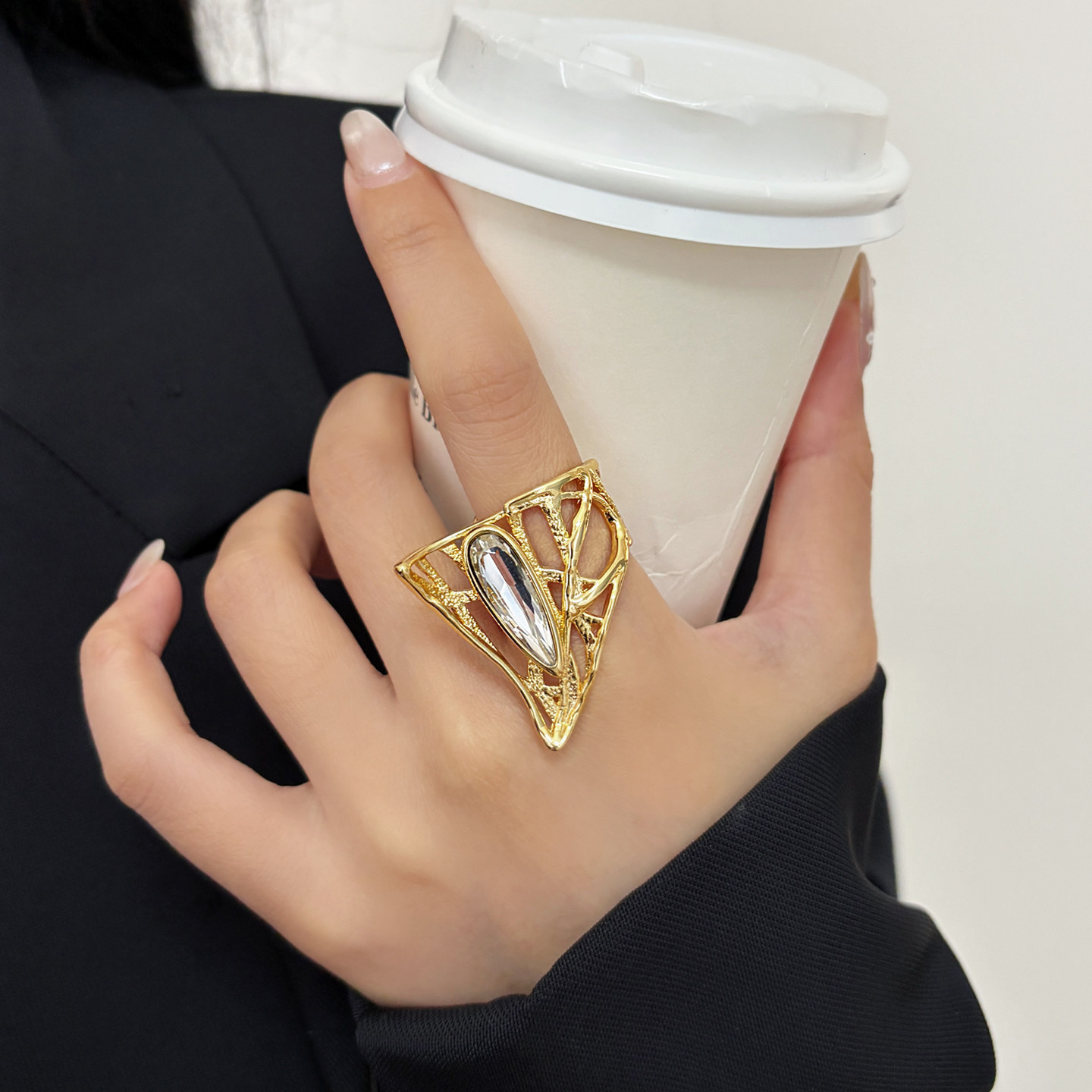 Pierścionek w stylu vintage z  – Women'S Accessories In The 80S recenzja i cena
